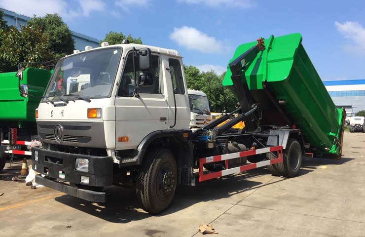 河南信阳的黄总来程力公司订制了一台东风153拉臂式垃圾车