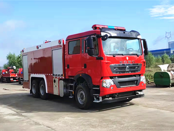 国六12吨重汽豪沃水罐消防车