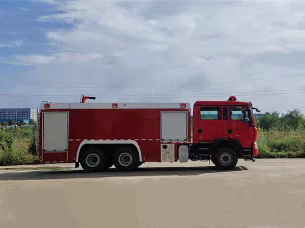 国六12吨重汽豪沃水罐消防车